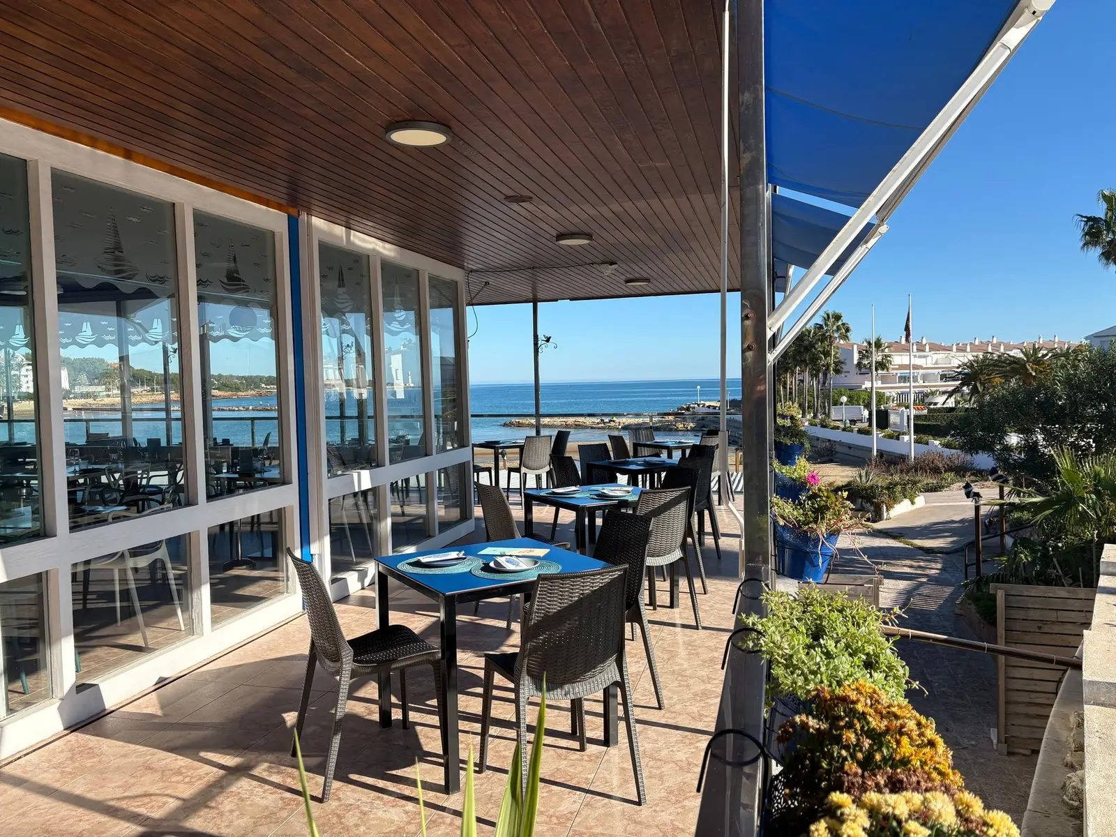 Terraza del Restaurante El Náutico sobre la playa de Las Fuentes, en Alcossebre
